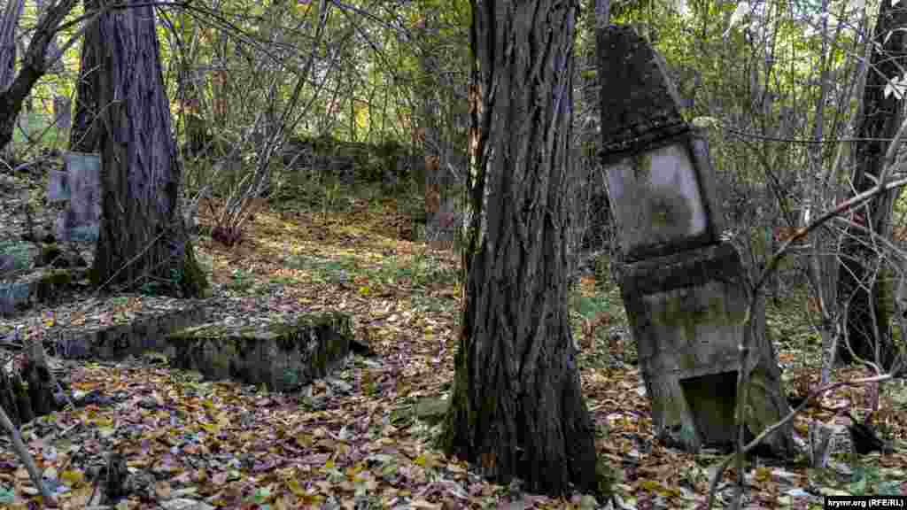 Відразу за зупинкою починається старовинний грецький цвинтар. Нині біля нього розташовані діючі християнські та мусульманські цвинтарі. Перше насильницьке переселення тутешніх греків на Приазов&#39;ї (нинішня Донецька область) відбулося 1778 року