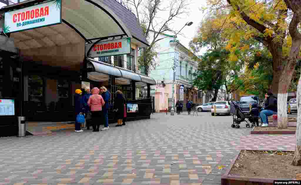 Нині на вулицях Кримських міст серед перехожих більше жінок, ніж чоловіків. І Феодосія &ndash; не виняток. Як розповідають кримчани, багато чоловіків призовного віку перестали виходити на вулицю, побоюючись повісток на фронт