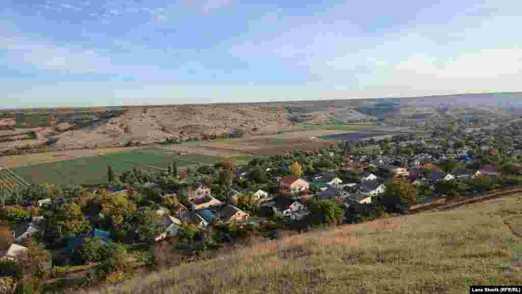 Краєвид з гори Таз-Тьопе на долину річки Кача і село Тінисте