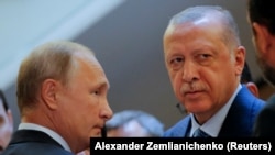 Vladimir Putin (solda) və Rəcəb Tayyib Ərdoğan 