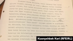 Ғалым Ахмет Бижан Ержуласынның "Бүгінгі түркі әліппелері" кітабы жайлы Азаттық радиосының 1977 жылғы 30 қарашадағы хабарының жазбасы. Хасен Оралтайдың жеке қорынан алынды.