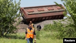 Вагон, що зійшов з рейок після аварії з товарним поїздом, що перевозив зерно. Крим, Сімферопольський район, 18 травня 2023 року