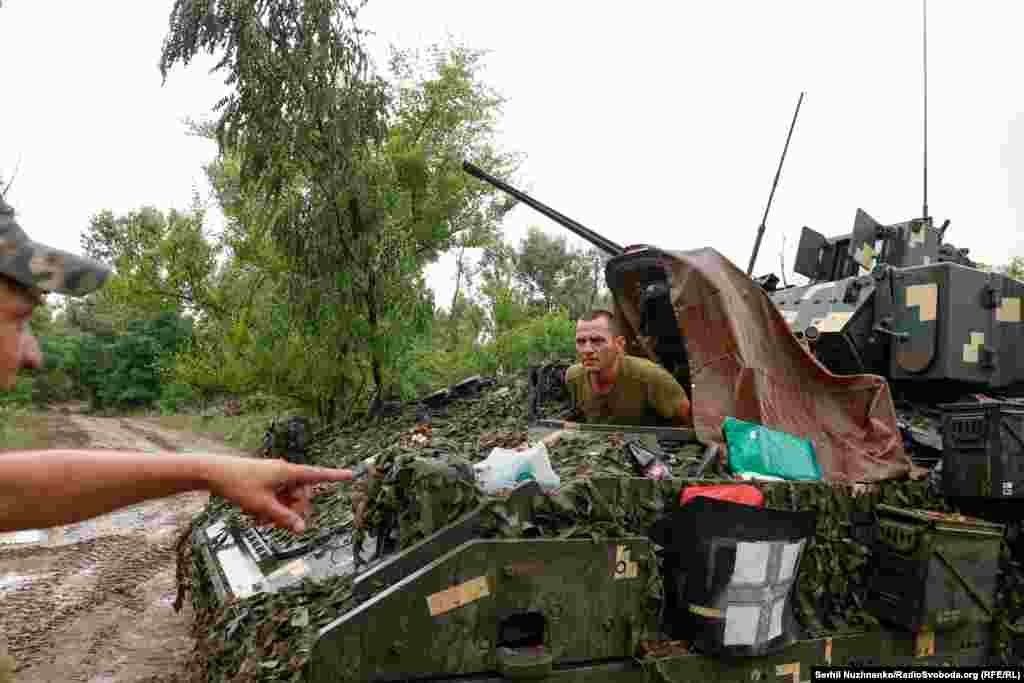 Основна зброя Bradley &mdash; 25-мм автоматична гармата M242 Bushmaster. Додатково БМП має спарений 7,62-мм кулемет M240C та пускову установку ПТРК TOW