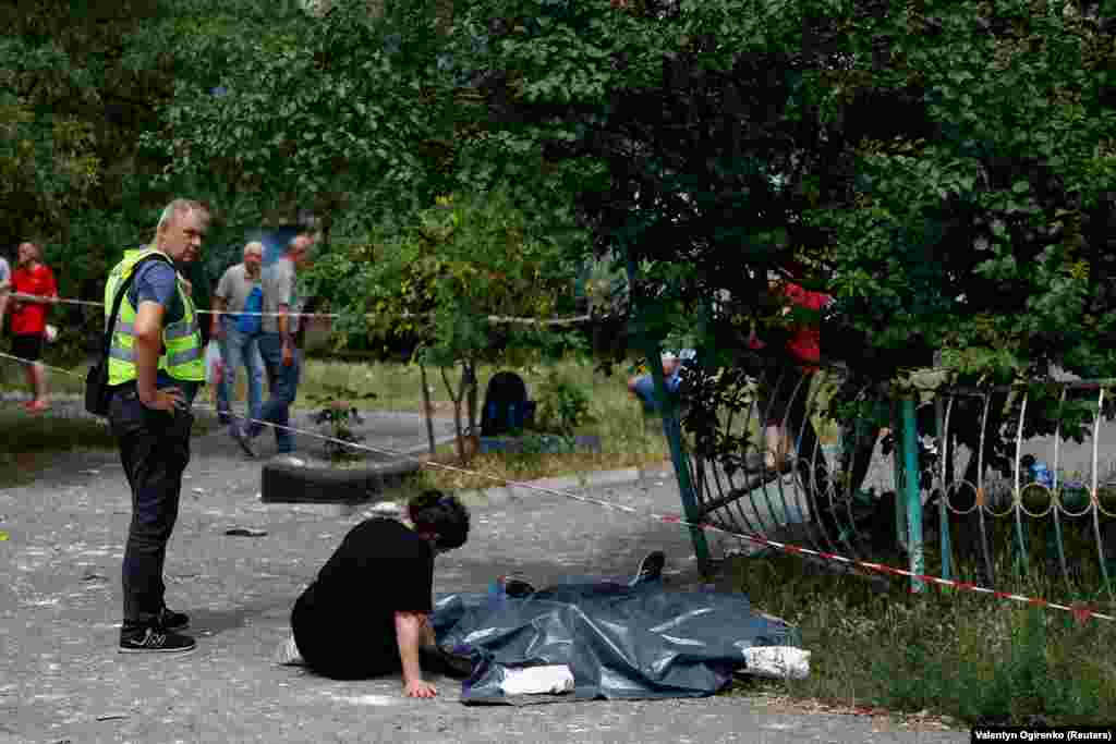 Жінка біля тіл рідних, які загинули під час ракетного обстрілу. Російські війська неодноразово завдавали масованих ударів по столиці від початку повномасштабного вторгнення РФ у лютому 2022 року. Остання масштабна атака на Київ із застосуванням безпілотників і ракет була здійснена у червні 2024 року &nbsp;