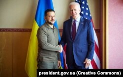 Президент України Володимир Зеленський і президент США Джо Байден (праворуч) під час зустрічі на полях саміту «Групи семи»