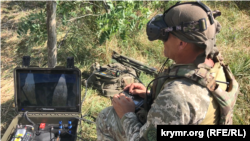 Аеророзвідник Дніпропетровської ОБр ТРо ЗСУ в окулярах для роботи з FPV дроном. Запорізька область, Україна, 2023 рік