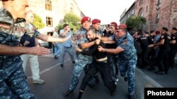 Yerevan polisi "Səlibçilər" dəstəsinin üzvünü saxlayarkən