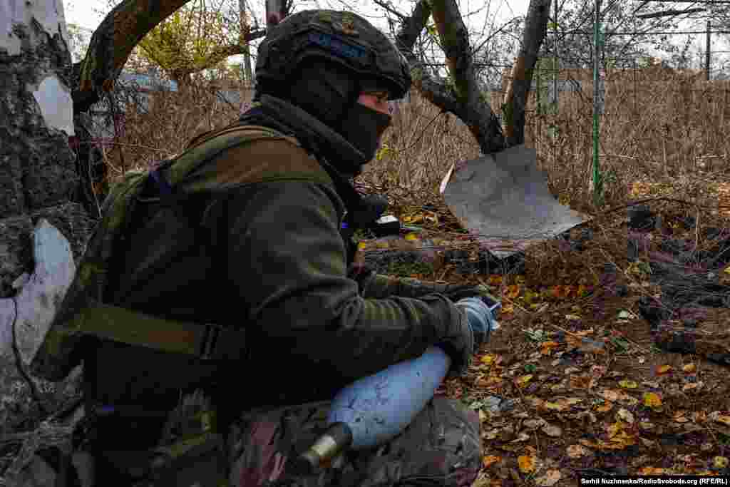 Тим часом боєць готує міну до наступного пострілу