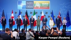 Лідери G7, президент України Володимир Зеленський, президент Європейської ради Шарль Мішель і голова Єврокомісії Урсула фон дер Ляєн позують для фото в рамках заходу, на якому оголосили Спільну декларацію про підтримку України, під час саміту НАТО у Вільнюсі, 12 липня 2023 року