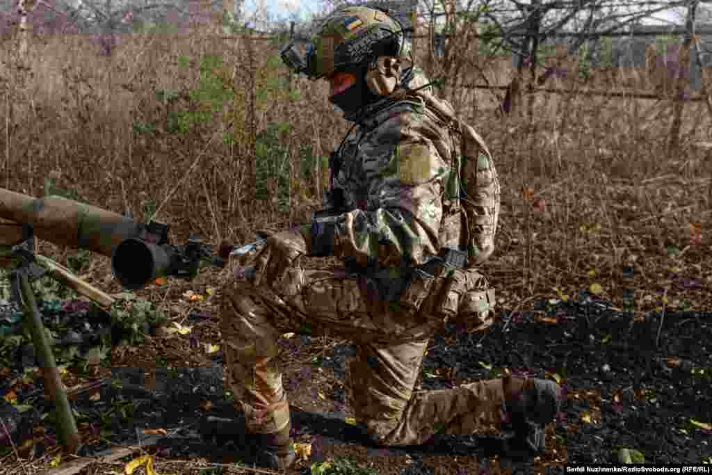 Російська армія намагається штурмувати позиції української армії, цей штурм відбивають. Таких штурмів тут щодня чимало, які спецпризначенці НГУ, ЗСУ, і інші підрозділи стримують, і наносять вогневі ураження російській армії, хоч сили і не рівні&nbsp;