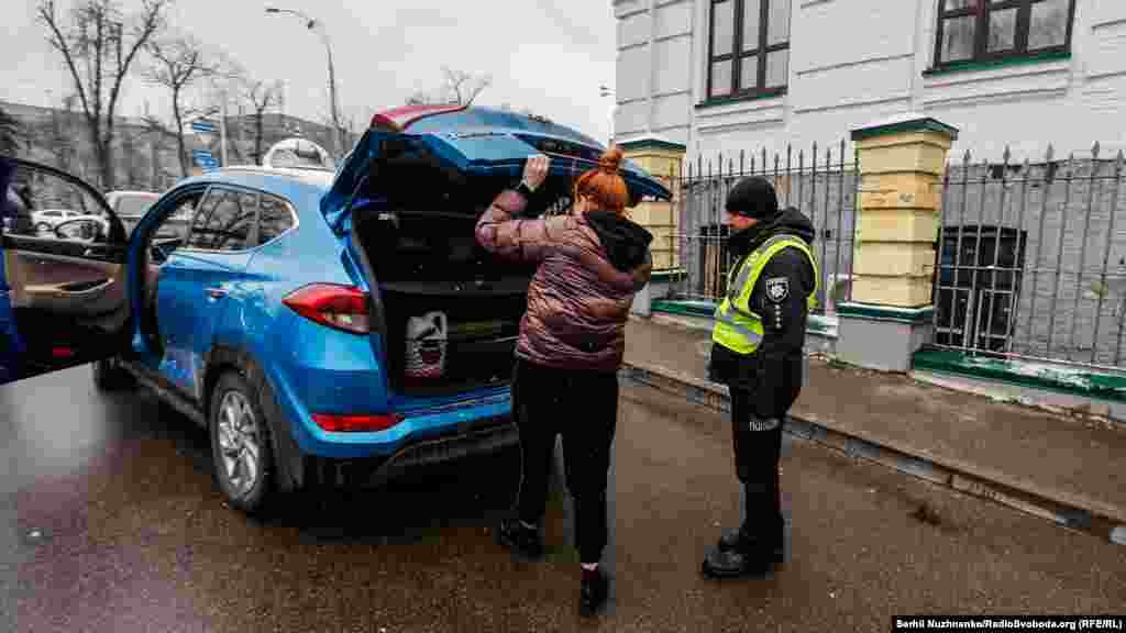 Кореспондентам Радіо Свобода вдалося зафіксувати, як вивозять цілі бібліотеки, меблі, особисті речі, ба навіть раковини й звичайні двері