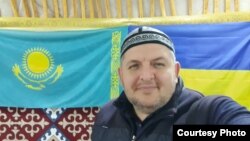 Украин блогер Василь Гончар (пан Василь) мызғымастық киіз үйінде. Киев, Украина. Василь Гончардың жеке архивіндегі фото.