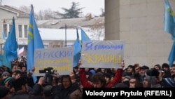 Мітинг проти сепаратизму під стінами кримського парламенту в Сімферополі. Крим, 26 лютого 2014 року