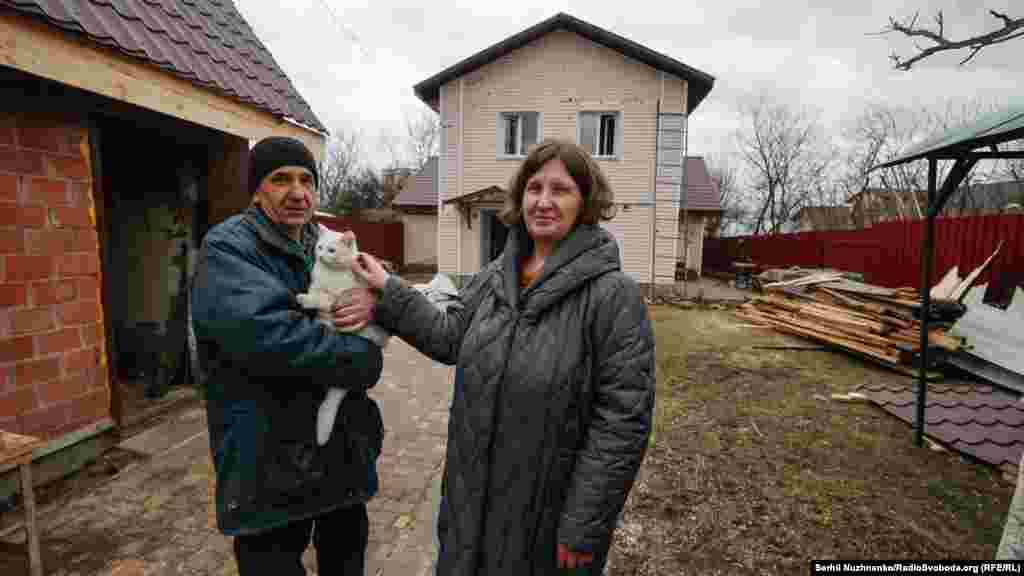 Місцеві жителі Наталя і Рустем: &laquo;Будинок цілий, але те, що цеглинка до цеглинки сама викладала, сама складала, &ndash; на старості літ вирішили, щоб жити легше було. Бачите, як сталося &ndash; тепер починати спочатку? Дуже важко, дуже страшно було сидіти в підвалі, як оце все гуркотіло. Думали, у нас найбезпечніша зона. А бачите, як вийшло&raquo;.&nbsp;Місто Буча, Київська область, 1 березня 2022 року. Наталя на фото в лютому 2023 року (праворуч):&nbsp;&laquo;Всі поруч, всі живі&raquo;