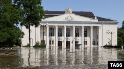 Подтопление Дома культуры после подрыва плотины на Каховской ГЭС. Новая Каховка, Херсонская область, 6 июня 2023 года