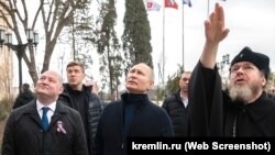 Президент Росії Володимир Путін та голова Патріаршої ради з культури Тихон Шевкунов (праворуч) під час відкриття школи мистецтв у Херсонесі, Севастополь, 18 березня 2023 року