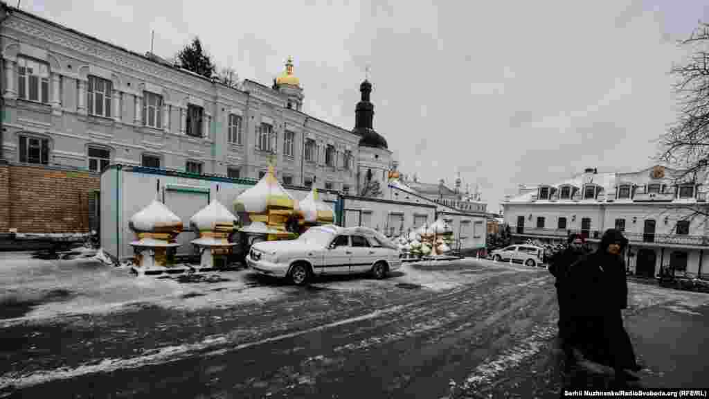 В то же время корреспонденты Радіо Свобода заметили, что в Лавре начали исчезать иконы с мест, где они раньше висели. Куда девали иконы &ndash; не рассказывают, однако священники УПЦ (МП) не скрывают, что планируют вывезти &ndash; цитата: &laquo;все, что можно вывезти&raquo;