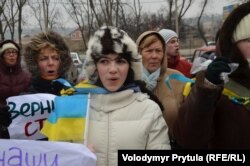 Учасниці мітингу на захист АТR співають гімн України, ліворуч Галина Джикаєва. Сімферополь, 10 березня 2014 року