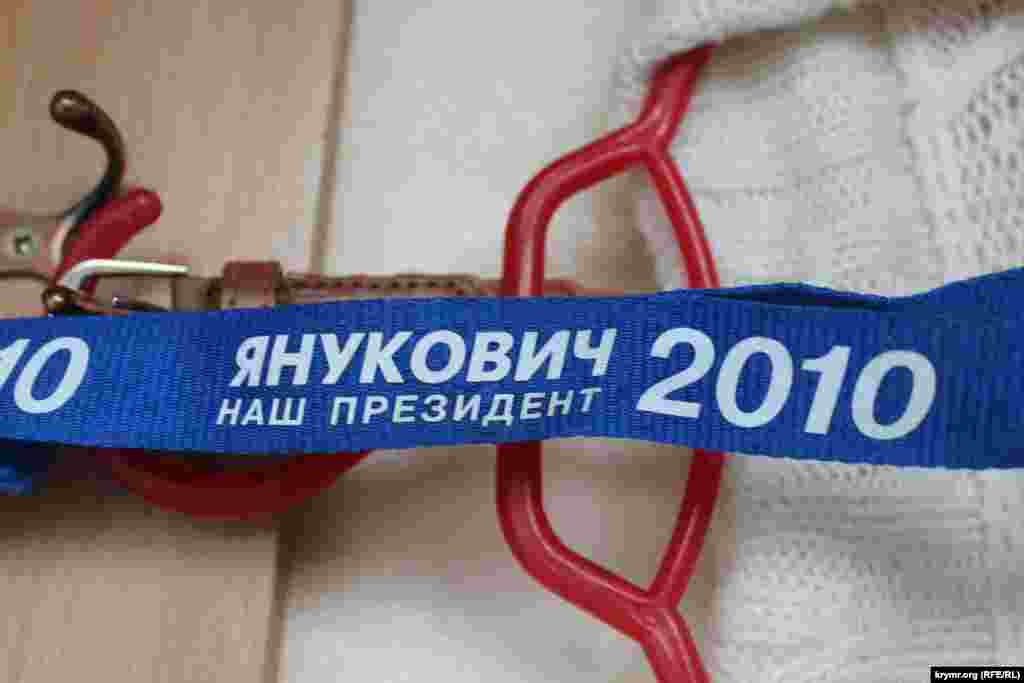 Напоминание о выборах президента в 2010 году: &laquo;Янукович наш президент&raquo;, магазин в одном из крымских городов, август 2024 г.