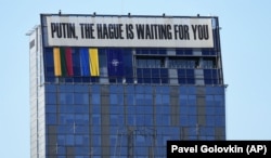 Банер із написом «Путін, Гаага чекає на тебе» на будівлі в центрі столиці Литви під час саміту НАТО. Вільнюс, 11 липня 2023 року