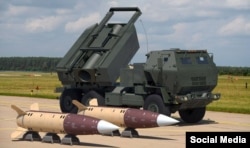 Американська реактивна система залпового вогню на колісному шасі M142 HIMARS та твердопаливна тактична балістична ракета класу земля – земля ATACMS