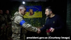 Президент України Володимир Зеленський нагороджує захисника Харкова під час робочої поїздки до міста, 16 травня 2024 року