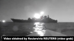 Скріншот агентства Reuters із відео, поширеного в соцмережах 4 серпня 2023 року. На відео, як стверджують, морський безпілотник-катер наближається до російського десантного корабля «Оленегорский горняк» поблизу порту Новоросійськ 