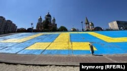 У Києві розфарбували великий кримськотатарський прапор. Як це було (фоторепортаж)