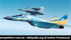 Український МіГ-29 поруч з американськими літаками F-16 