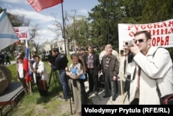 Журналіст Радіо Свобода Володимир Притула працює на мітингу проросійських сил, Сімферополь, 2008 року