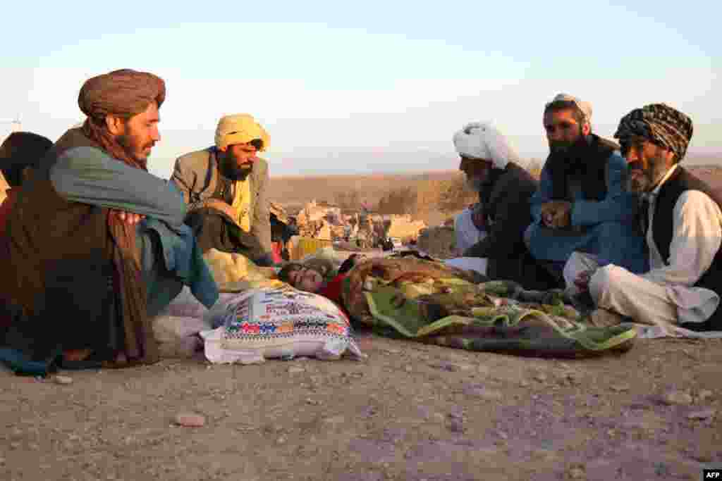  دا هم د زنده جان ولسوالۍ یو شمېر اوسیدونکي د خپل یوه خپلوان ماشومان جسد ته ناست دي &nbsp;