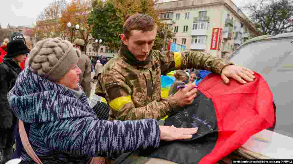 Військові підписують на пам&#39;ять про звільнення Херсону також червоно-чорні прапори&nbsp;