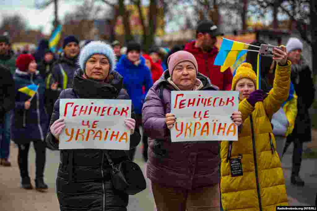 На проукраїнський мітинг приходили і дорослі, і діти