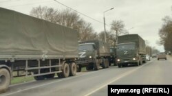 Російська військова техніка зі знаком «Z» на виїзді з Криму, березень 2022 року