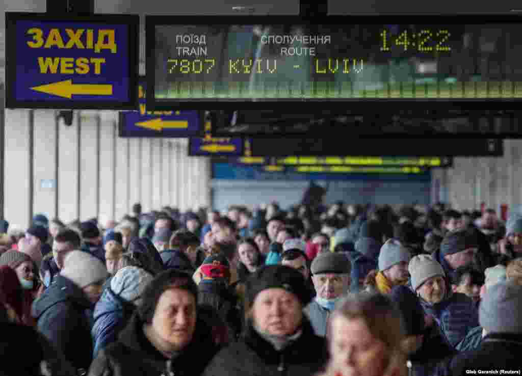 У той час, як на підступах до Києва точаться криваві бої, на столичному залізничному вокзалі тисячі людей чекають на евакуаційні потяги, щоб виїхати на Захід країни. У вагони заходило стільки людей, скільки могло поміститися стоячи. 4 березня 2022 року