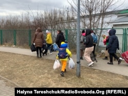 Біженці з України йдуть через піший перехід