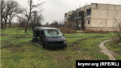 Cнігурівка, Миколаївська область. Район багатоповерхівок, знищений мікроавтобус. Листопад 2022 року