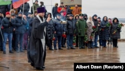 Rus pravoslav keşişi Ukraynada həlak olan əsgərlərin xatirəsinə dua mərasimi keçirir.