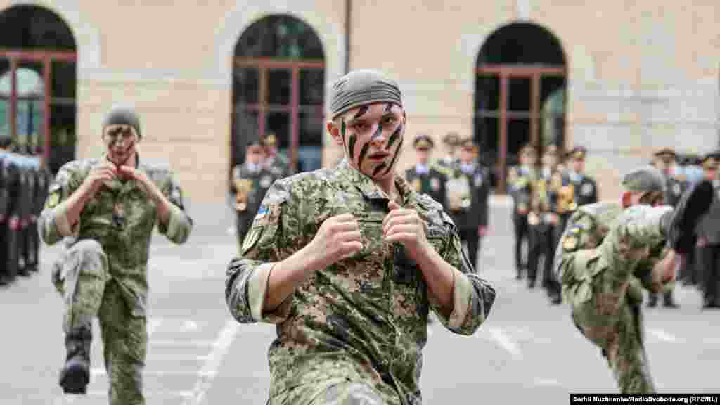 Показові виступи ліцеїстів під час урочистих заходів, присвячених новому навчальному року та святу &laquo;Першого дзвоника&raquo;, на території військового ліцею імені Івана Богуна