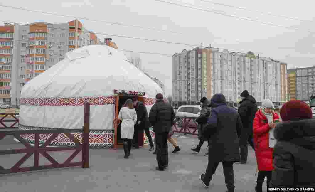 &quot;Мызғымастық пунктіндегі&quot; киіз үйдің бірі. Бучада Ресейдің ракета шабуылының кесірінен жарық пен жылу шектеп беріліп жатыр. Ал киіз үй автономды жылу мен жарыққа қосылған. Жұрт киіз үйге кіріп, жылынып, ұялы телефондарын қуаттай алады. &nbsp;