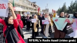 يو شمېر افغان نجونې او مېرمنې د لاريون پر مهال، انځور - ارشيف