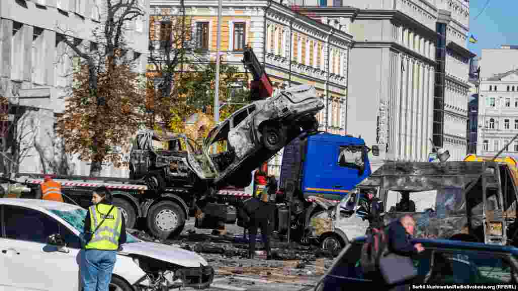 Вщент знищені автівки в місці, де влучила російська ракета