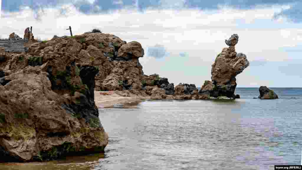 &laquo;Скіфське село&raquo; (ліворуч) на крутому березі бухти Мандрівник залишилося після натурних кінозйомок росіянами фільму &laquo;Скіф&raquo; у 2016 році &nbsp;