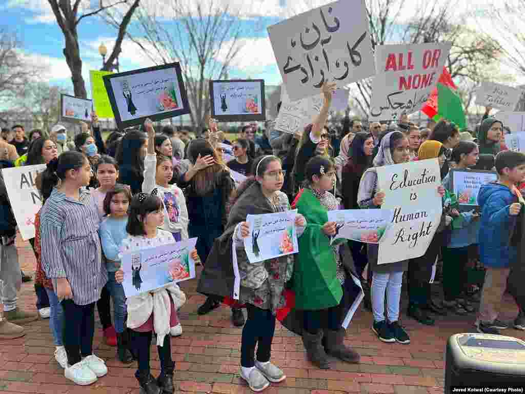 د سپینې ماڼۍ مخته د افغان نجونو او ښځو د حقونو په ملاتړ را وتلیو افغان معترضینو د امریکا د جمهور رئیس جوبایډن او نړیوالې ټولنې وغوښتل چې د افغان ښځو ملاتړ وکړي.