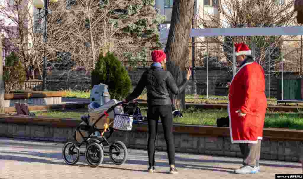 І майже &laquo;справжній&raquo; Санта поблизу перетину цієї вулиці з набережною імені Горького