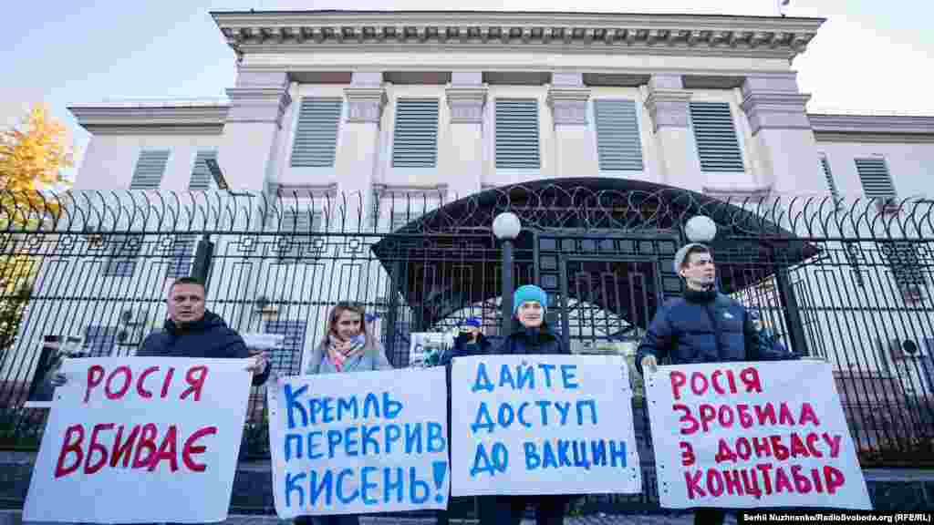 Протестувальники розмістили на паркані посольства РФ фотографії зі свіжими могилами в ОРДЛО, а також фотографії переповнених тілами загиблих медустанов на тимчасово окупованих територіях