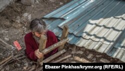 Архієпископ Климент піднімається на дах собору, 19 червня 2019 року