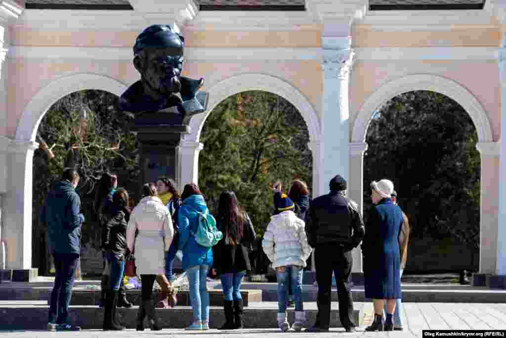 Березень 2015 року. Півострів анексований Росією. Уже через рік після святкування 200-річчя від дня народження Шевченка, в Криму стали неможливі українські мітинги й зібрання. Російська влада заборонила проводити заходи біля пам&#39;ятника Шевченку. Активісти збираються в іншому місці &ndash; в парку імені Гагаріна