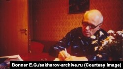 Андрей Сахаров Горькийдегі пәтерінде жұмыс істеп отыр. Ол айдауда жүргенде көп уақытын мемуар жазуға арнады. КГБ бірнеше рет оның қолжазбаларын тартып алды.