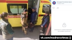 Глава комитета по здравоохранению, социальной политике и делам ветеранов российского парламента Крыма Анна Рубель с крымскими медиками в Мангуше Донецкой области Украины, 12 мая 2022 года